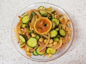 带上一次性手套抓捏均匀，盖上保鲜膜冷藏腌制两个小时。