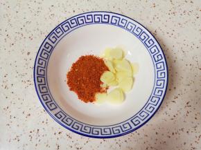 和辣椒粉一起放入碗里。