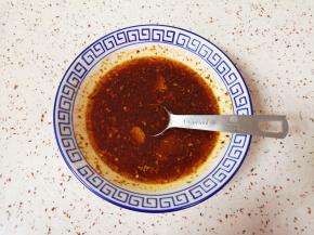 加入2勺味极鲜酱油、4勺米醋和3勺蚝油，再根据自己的口味放盐搅拌均匀，凉面汁就调好了。