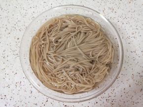 荞麦挂面煮熟过凉水，捞出控一下水分备用。