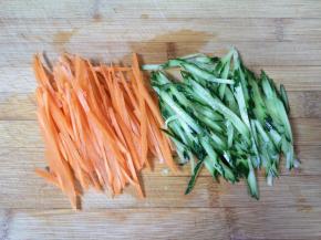 黄瓜和胡萝卜分别切成丝。