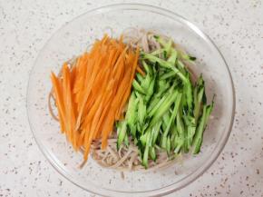 和煮好的荞麦挂面一起放入盆里。