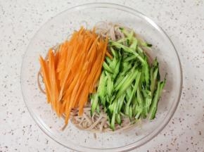 和煮好的荞麦挂面一起放入盆里。