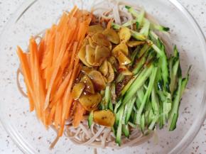 加入调好的凉面汁。