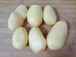 新鲜土豆去皮洗干净。