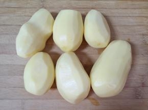 新鲜土豆去皮洗干净。