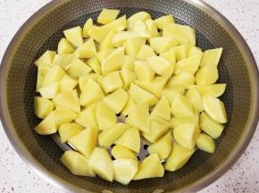 蒸好的土豆取出自然晾凉。