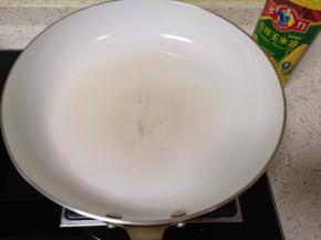 平底锅倒适量的玉米油烧热。