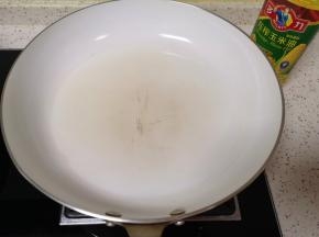 平底锅倒适量的玉米油烧热。