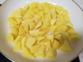 放入蒸好的土豆块。