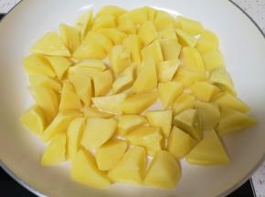 放入蒸好的土豆块。