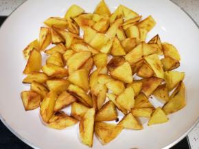 小火慢慢炕成焦黄色。