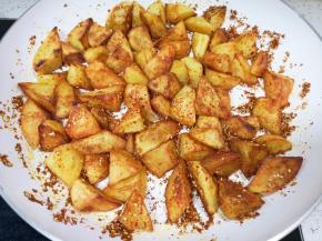 加入混合好的调味料翻炒均匀。