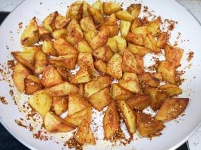 加入混合好的调味料翻炒均匀。