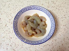 虾仁处理干净，加入1勺料酒和1勺轻盐酱油，搅拌均匀腌制10分钟左右。
