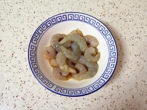 虾仁处理干净，加入1勺料酒和1勺轻盐酱油，搅拌均匀腌制10分钟左右。