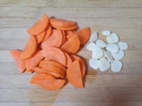 胡萝卜和大蒜分别洗干净切成片。