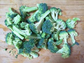 西兰花切成小朵。