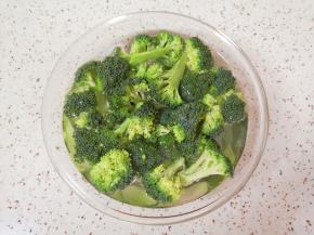 用淡盐水浸泡一下清洗干净。