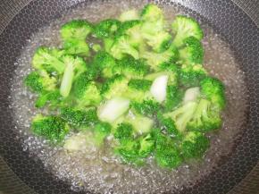 锅里放水烧开，加入一点盐和几滴食用油，下入西兰花烧开焯水。