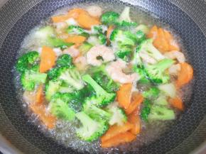 下入胡萝卜和虾仁再次烧开关火。