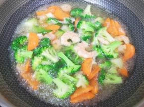 下入胡萝卜和虾仁再次烧开关火。