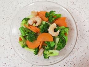 捞出过凉水，控一下水分备用。