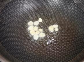 炒锅内倒适量的玉米油烧热，下入蒜片炒香。