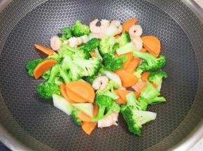 下入虾仁和蔬菜翻炒均匀。