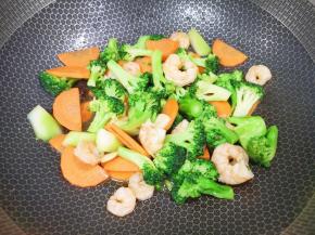 放轻盐调味，翻炒入味即可。