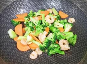 放轻盐调味，翻炒入味即可。