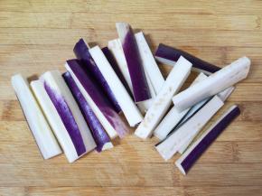 茄子切成粗一点的长条状。