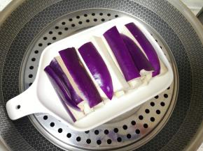 凉水上锅，大火烧开以后转中火蒸10分钟。