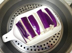 凉水上锅，大火烧开以后转中火蒸10分钟。