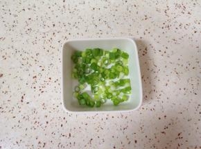 蒸茄子的时间里准备蘸汁:小葱切成葱花放入小碗里。