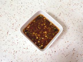 加入2勺味极鲜酱油、3勺蚝油和2勺米醋，最后加入3勺温水和2勺油泼辣子，放点盐搅拌均匀，蘸汁就完成了。