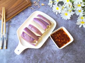 蒸好的茄子取出晾一下。