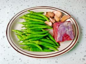 准备好杭椒，牛肉。