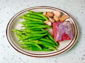 准备好杭椒，牛肉。