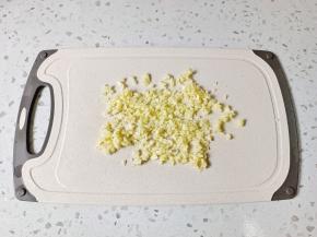 蒜用刀背拍一下，剥壳剁成蒜蓉。