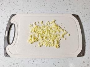 蒜用刀背拍一下，剥壳剁成蒜蓉。
