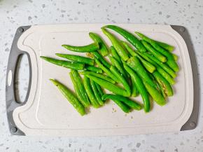 把杭椒的辣椒把摘掉，用刀背拍一下更入味。