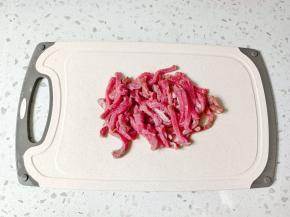 牛肉切成细丝。