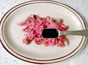 牛肉加生抽一勺。