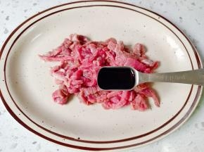 牛肉加生抽一勺。