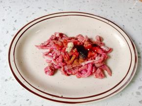 辣椒粉，白花椒粉少许抓拌均匀。