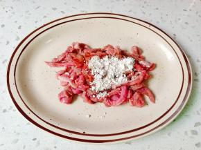 加一勺红薯粉抓透。