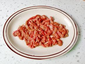 最后淋上少许食用油锁住水分。