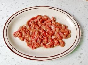 最后淋上少许食用油锁住水分。