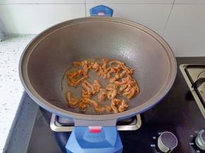 热锅热油放牛肉丝翻炒。